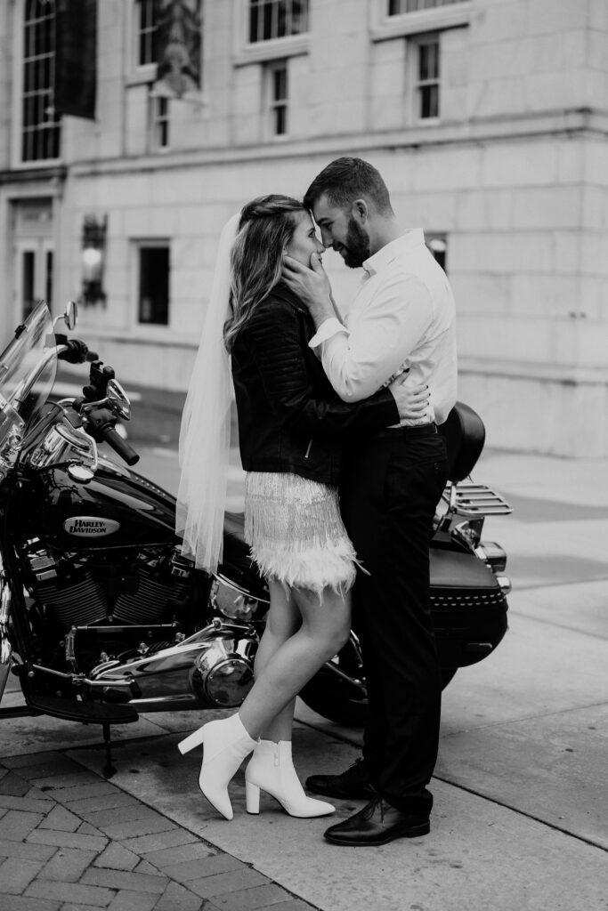 couple-kissing-elopement-photographer-chasing-creative
